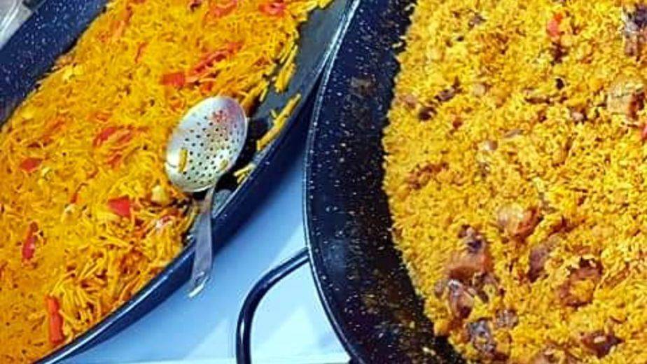 Arroz recién hecho en la paella en Te monto el pollo, San Vicente del Raspeig