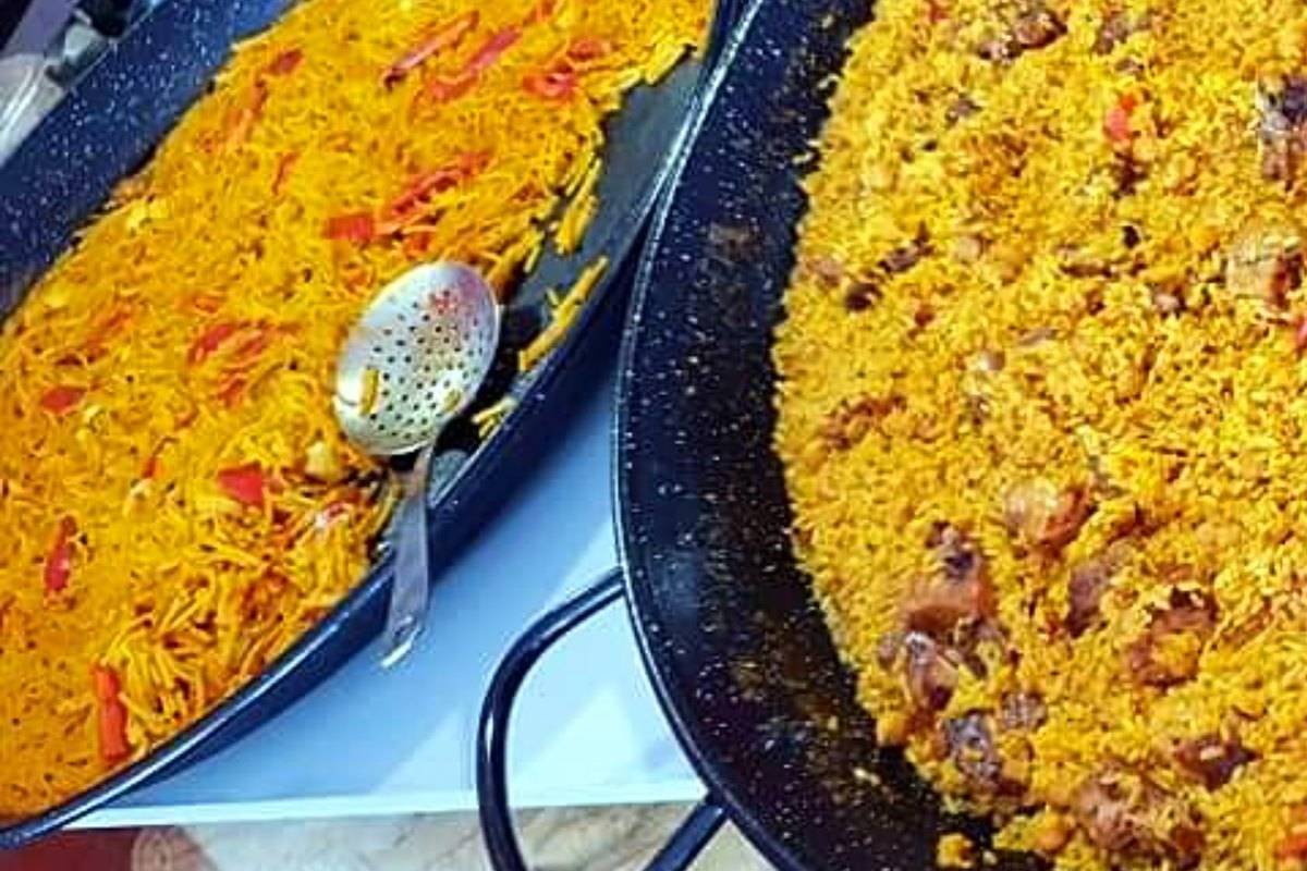 Arroz recién hecho en la paella en Te monto el pollo, San Vicente del Raspeig