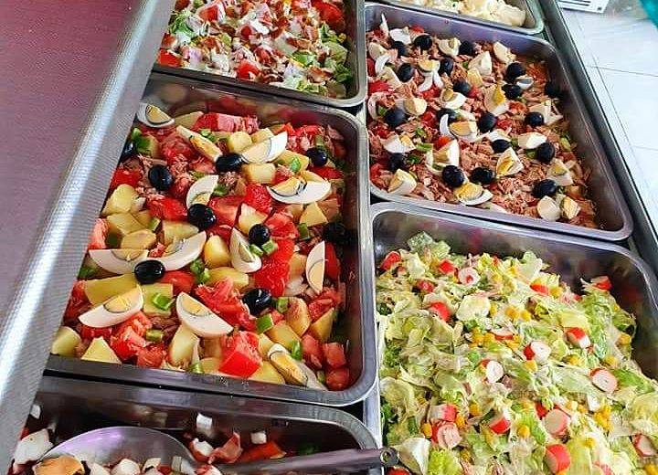 Bandejas de ensaladas variadas