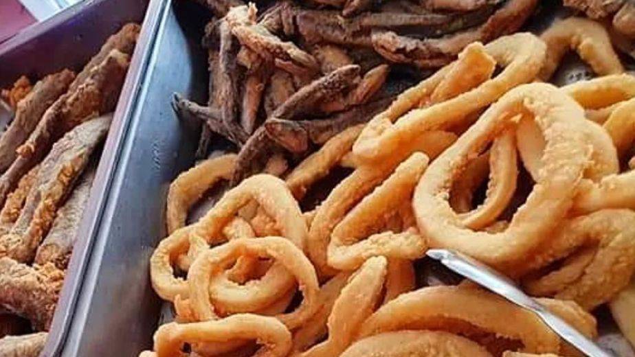 Fritos recién hechos en la vitrina de Te monto el pollo, San Vicente del Raspeig