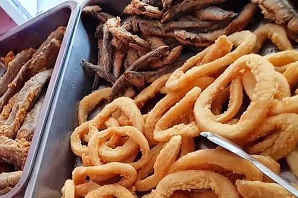 Fritos recién hechos en la vitrina de Te monto el pollo, San Vicente del Raspeig