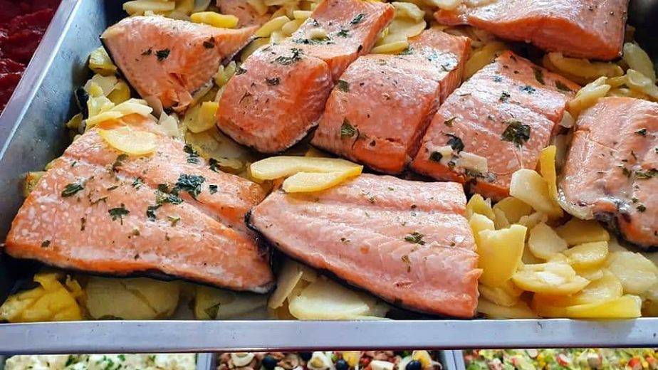 Salmón al horno con patatas