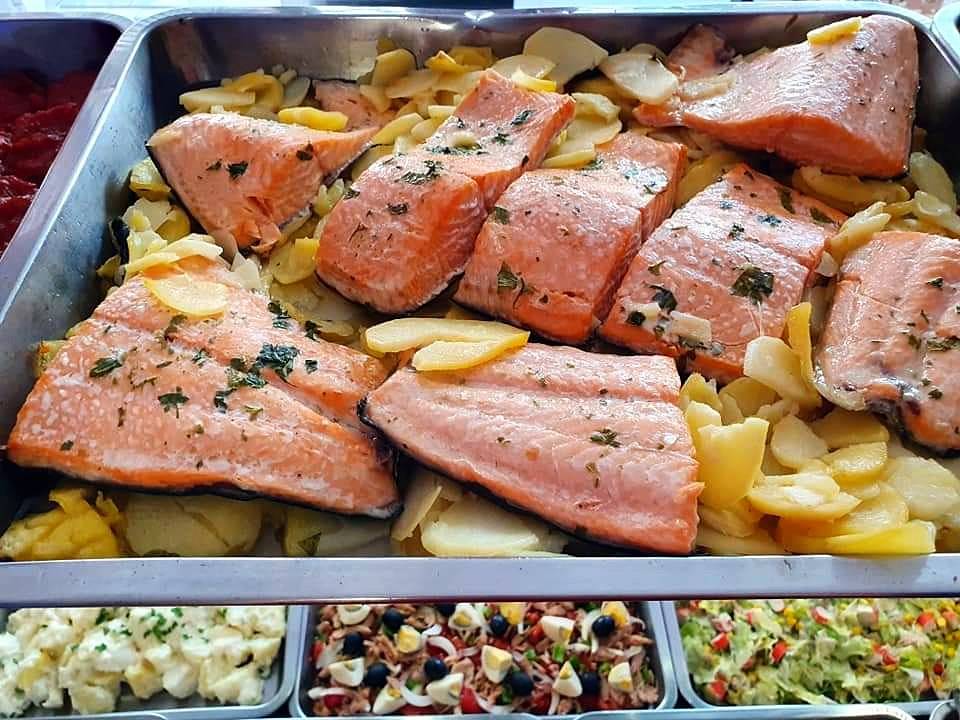 Salmón al horno con patatas
